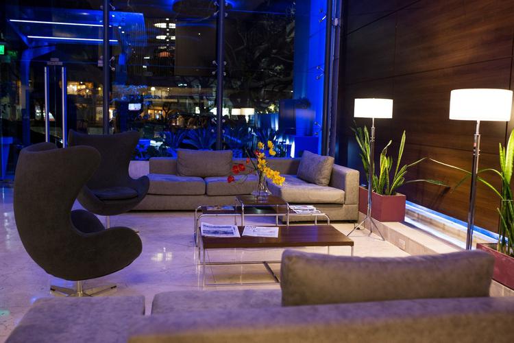 Lobby moderno com bela vista de la cañada. Howard Johnson Hotel & Suites Córdoba