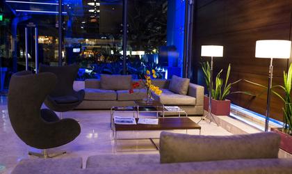 Lobby moderno com bela vista de la cañada. Howard Johnson & Suites Córdoba 