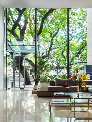 Lobby amplo, confortável e luminoso. Howard Johnson & Suites Córdoba 